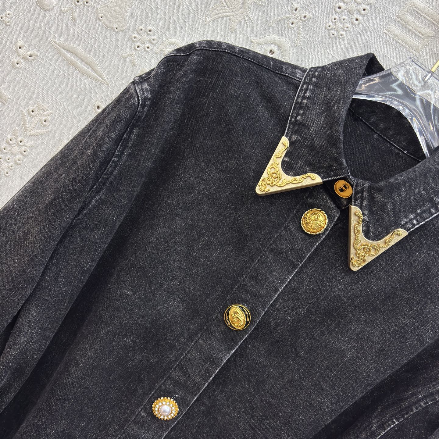 Sch家 26早春新款 做旧洗水牛仔衬衫式连衣裙 宽松版型 轻松遮肉显瘦 翻领排扣设计 牛仔的率性和钉珠