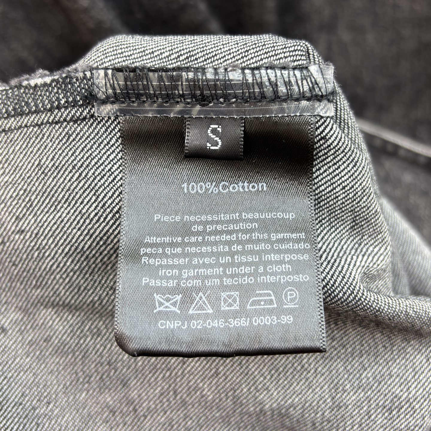 Sch家 26早春新款 做旧洗水牛仔衬衫式连衣裙 宽松版型 轻松遮肉显瘦 翻领排扣设计 牛仔的率性和钉珠