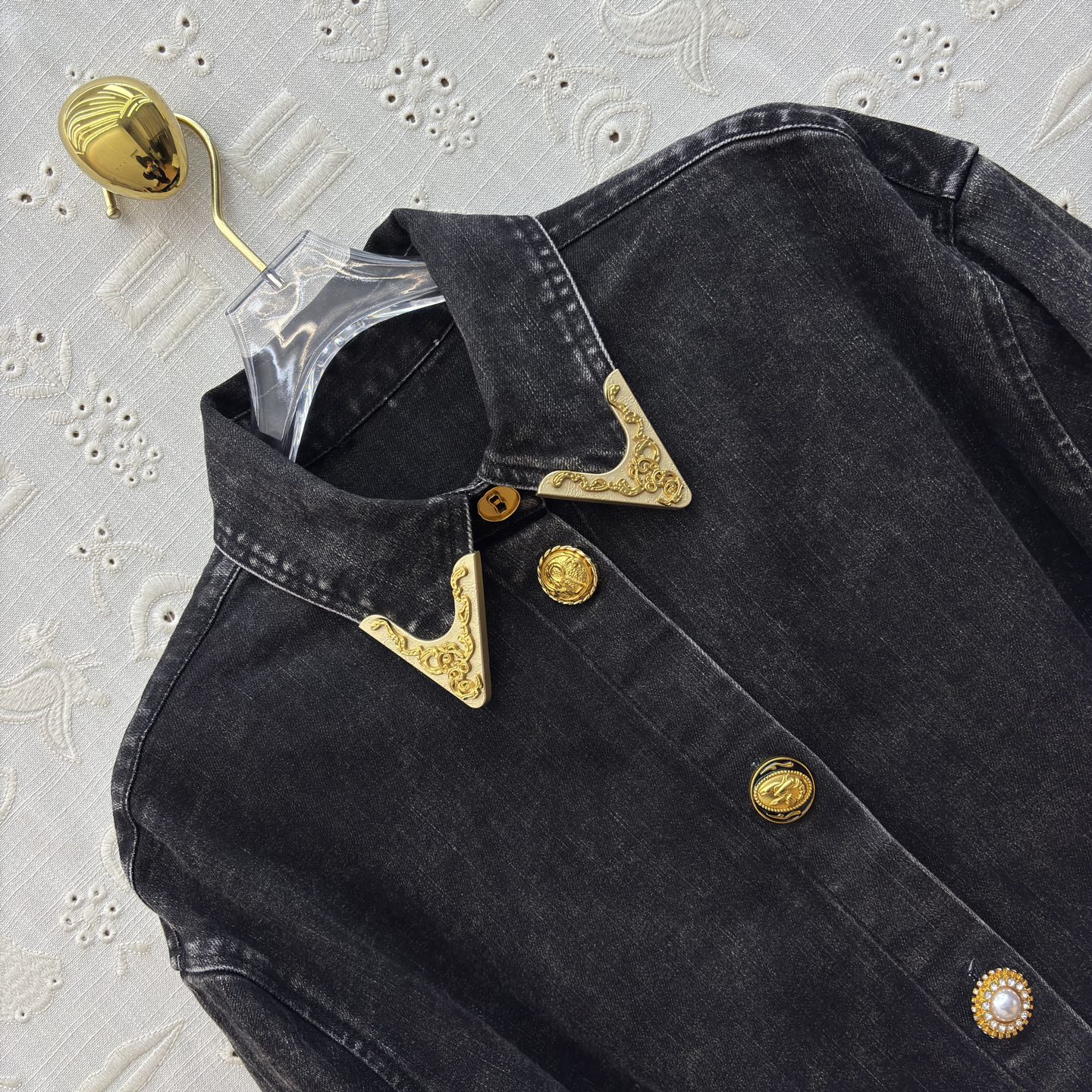 Sch家 26早春新款 做旧洗水牛仔衬衫式连衣裙 宽松版型 轻松遮肉显瘦 翻领排扣设计 牛仔的率性和钉珠