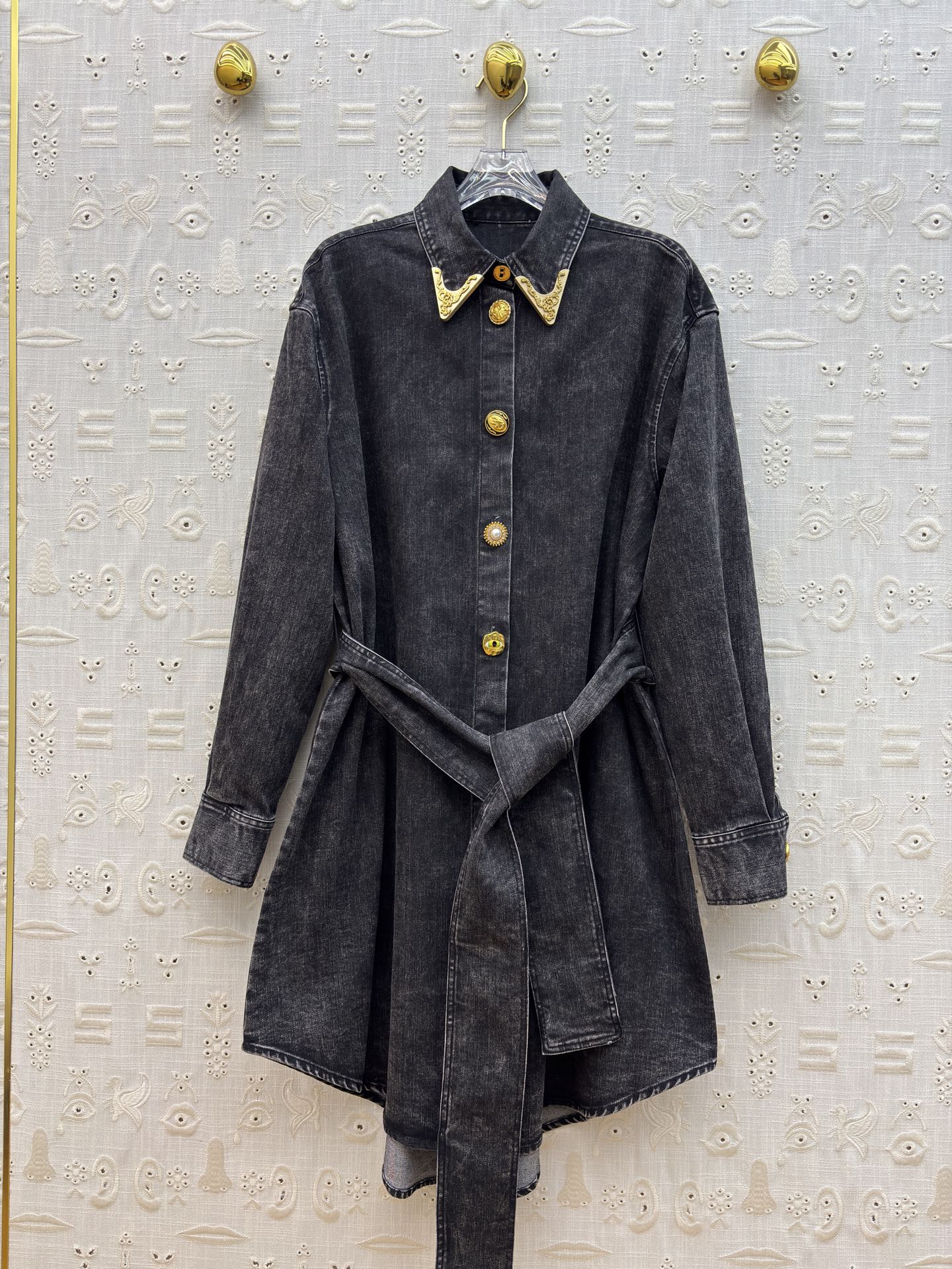 Sch家 26早春新款 做旧洗水牛仔衬衫式连衣裙 宽松版型 轻松遮肉显瘦 翻领排扣设计 牛仔的率性和钉珠