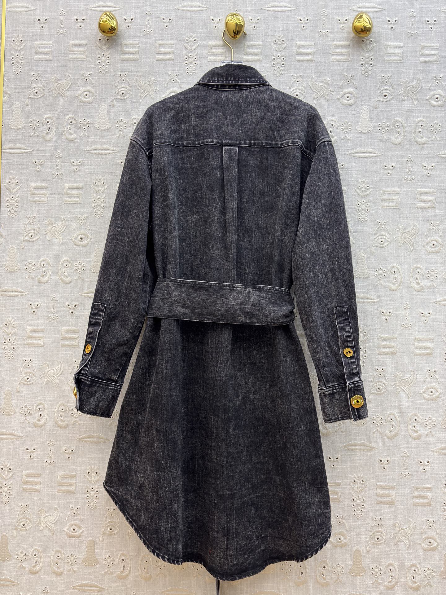 Sch家 26早春新款 做旧洗水牛仔衬衫式连衣裙 宽松版型 轻松遮肉显瘦 翻领排扣设计 牛仔的率性和钉珠