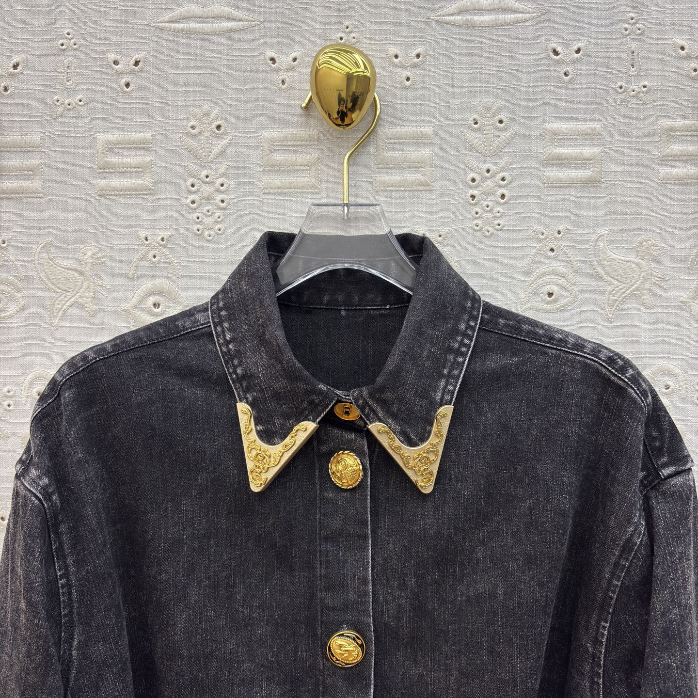 Sch家 26早春新款 做旧洗水牛仔衬衫式连衣裙 宽松版型 轻松遮肉显瘦 翻领排扣设计 牛仔的率性和钉珠