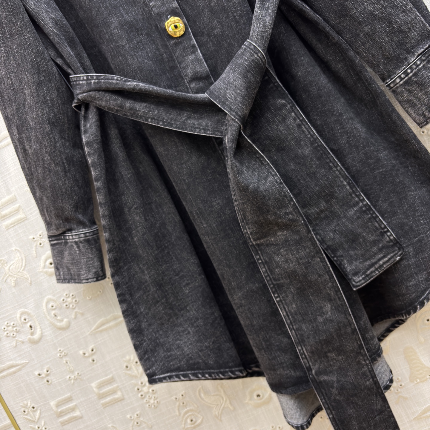 Sch家 26早春新款 做旧洗水牛仔衬衫式连衣裙 宽松版型 轻松遮肉显瘦 翻领排扣设计 牛仔的率性和钉珠