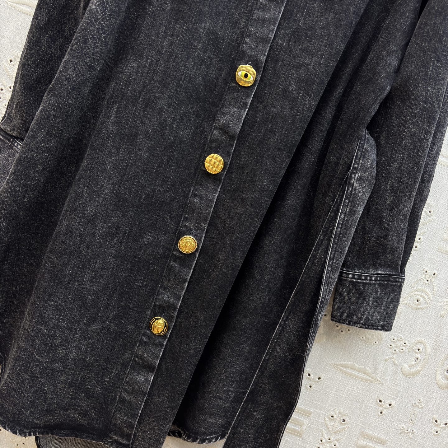 Sch家 26早春新款 做旧洗水牛仔衬衫式连衣裙 宽松版型 轻松遮肉显瘦 翻领排扣设计 牛仔的率性和钉珠