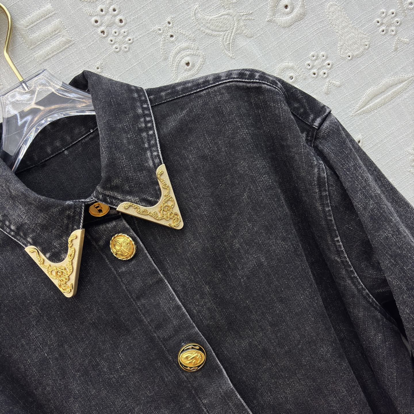 Sch家 26早春新款 做旧洗水牛仔衬衫式连衣裙 宽松版型 轻松遮肉显瘦 翻领排扣设计 牛仔的率性和钉珠