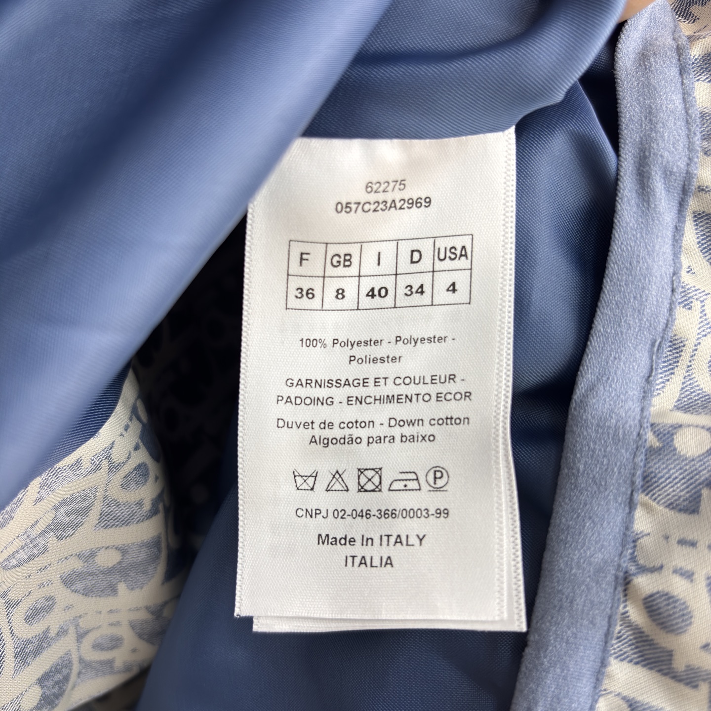 D家羽绒棉外套 也太会拿捏秋冬时髦感了 经典满印纹样自带高级氛围 收腰设计藏肉又显比例 连帽款兼顾保暖与