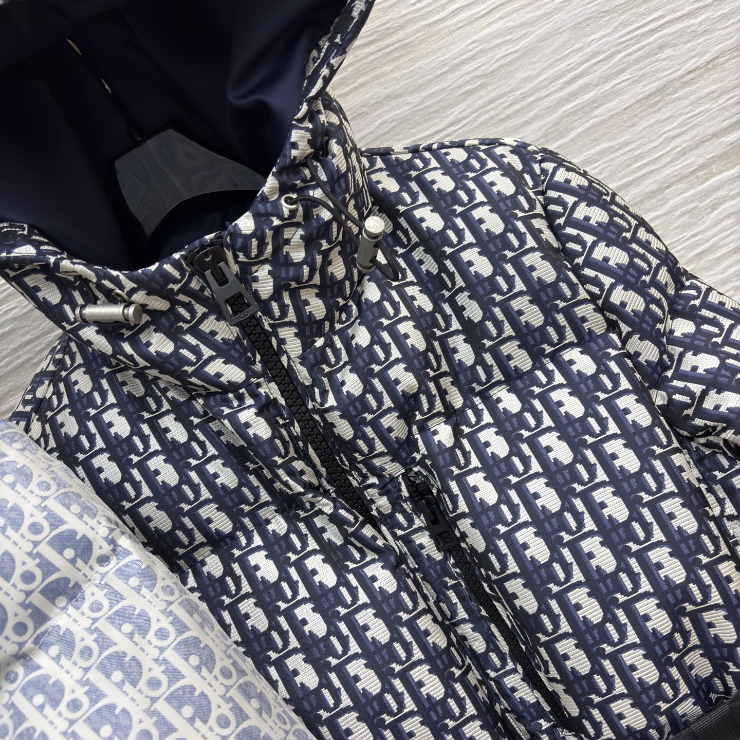 D家羽绒棉外套 也太会拿捏秋冬时髦感了 经典满印纹样自带高级氛围 收腰设计藏肉又显比例 连帽款兼顾保暖与