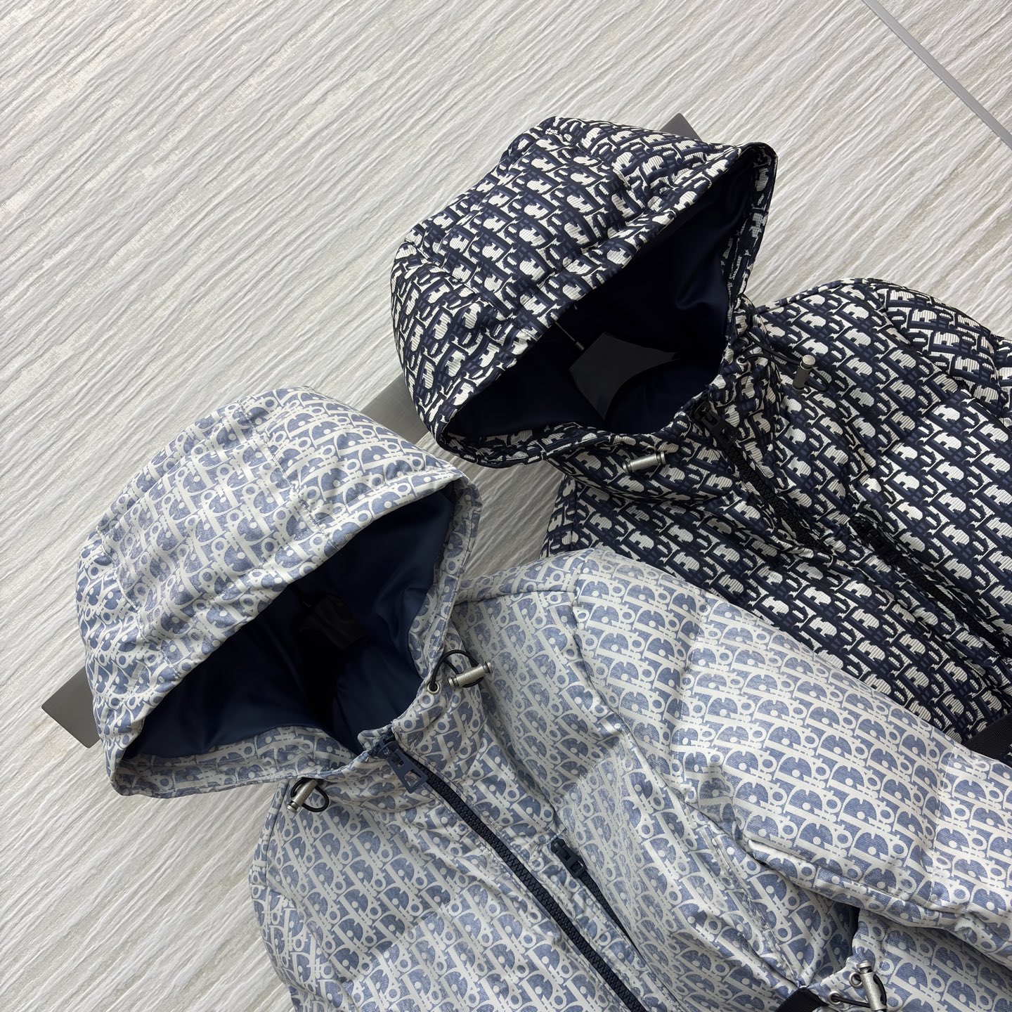 D家羽绒棉外套 也太会拿捏秋冬时髦感了 经典满印纹样自带高级氛围 收腰设计藏肉又显比例 连帽款兼顾保暖与