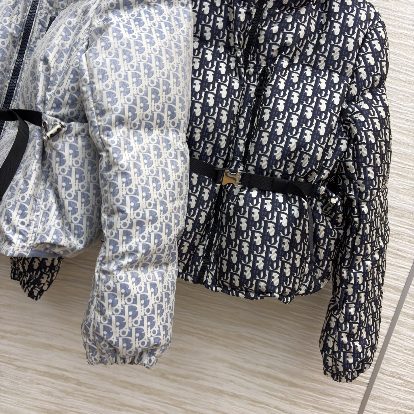 D家羽绒棉外套 也太会拿捏秋冬时髦感了 经典满印纹样自带高级氛围 收腰设计藏肉又显比例 连帽款兼顾保暖与