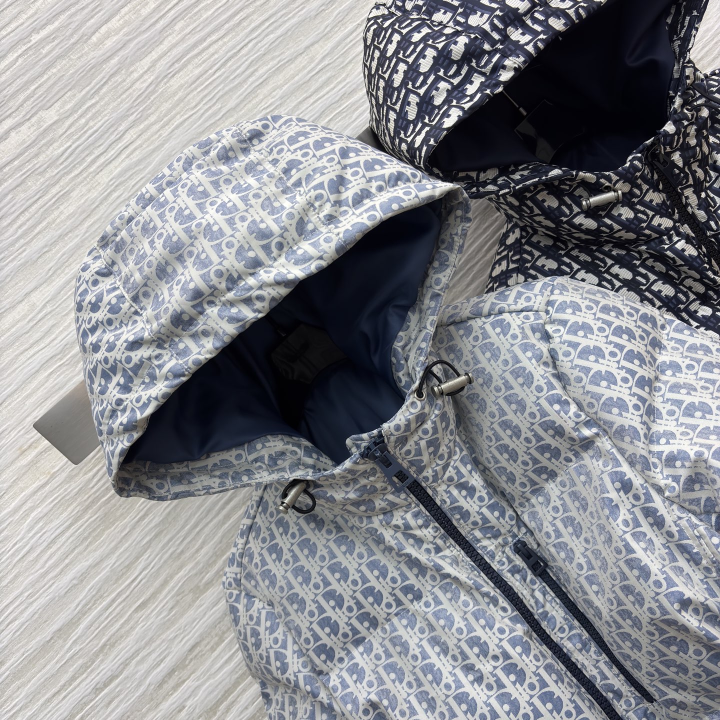 D家羽绒棉外套 也太会拿捏秋冬时髦感了 经典满印纹样自带高级氛围 收腰设计藏肉又显比例 连帽款兼顾保暖与