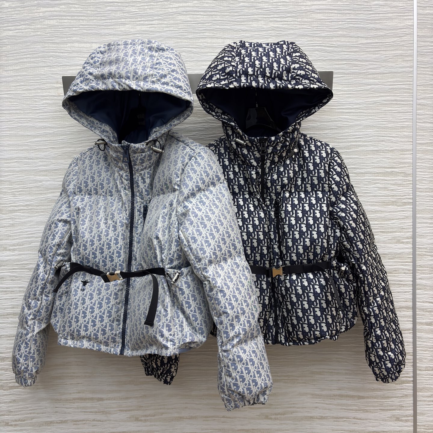 D家羽绒棉外套 也太会拿捏秋冬时髦感了 经典满印纹样自带高级氛围 收腰设计藏肉又显比例 连帽款兼顾保暖与