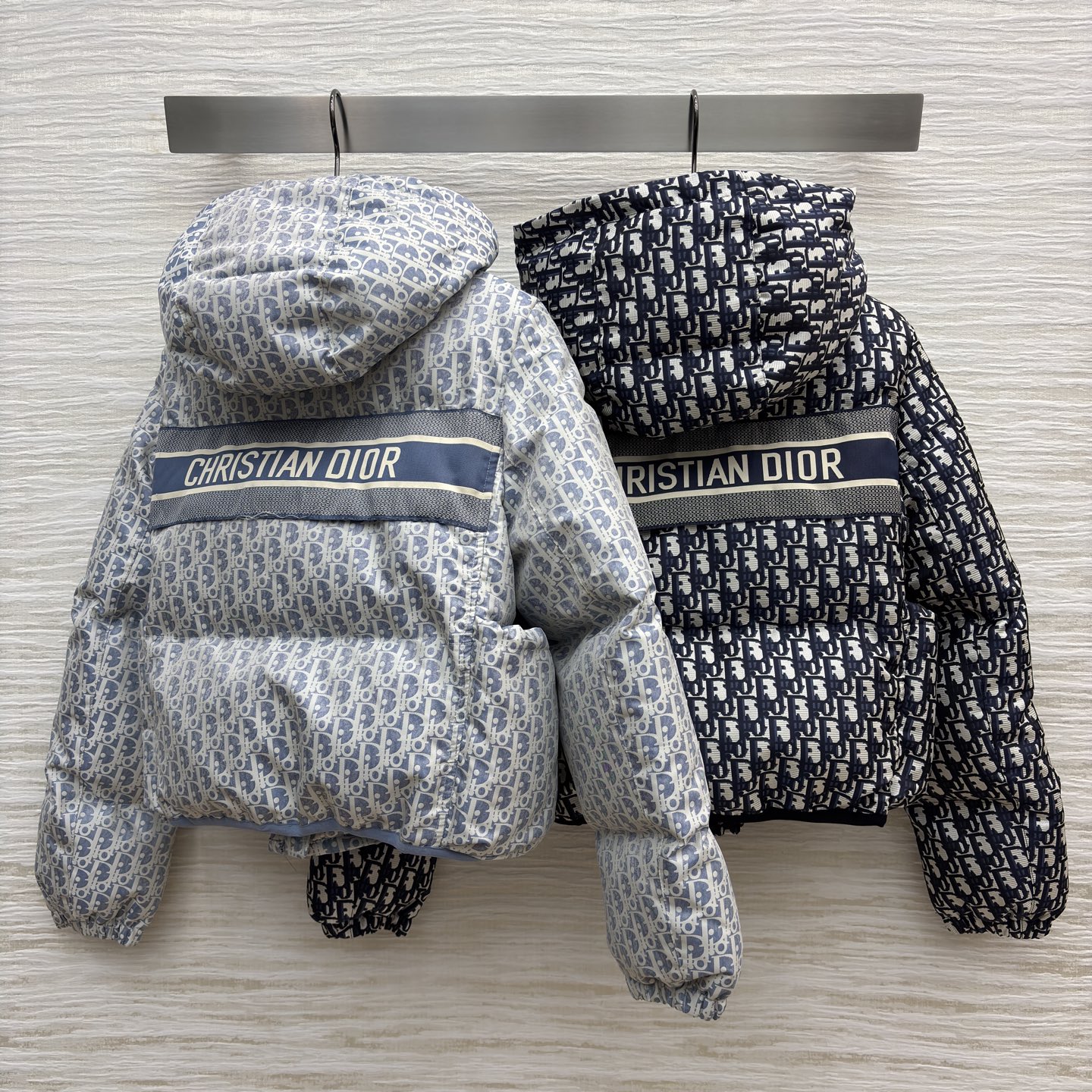 D家羽绒棉外套 也太会拿捏秋冬时髦感了 经典满印纹样自带高级氛围 收腰设计藏肉又显比例 连帽款兼顾保暖与