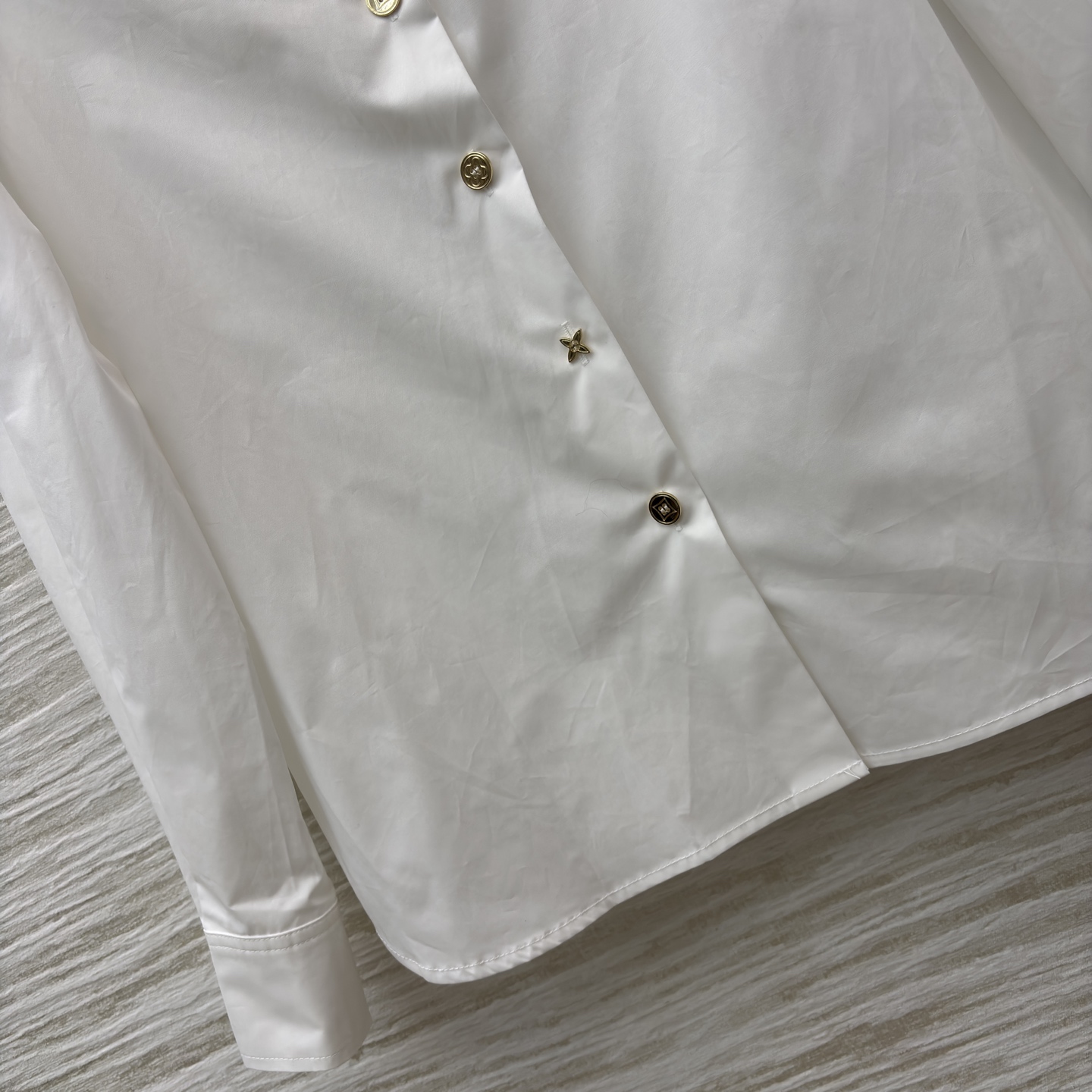 L家翻领排扣白衬衫 把简约穿出了高级感 干净的纯色衬得气质利落 金色纽扣带着精致小细节 低调又吸睛 版型