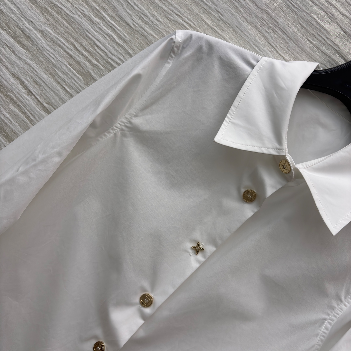 L家翻领排扣白衬衫 把简约穿出了高级感 干净的纯色衬得气质利落 金色纽扣带着精致小细节 低调又吸睛 版型