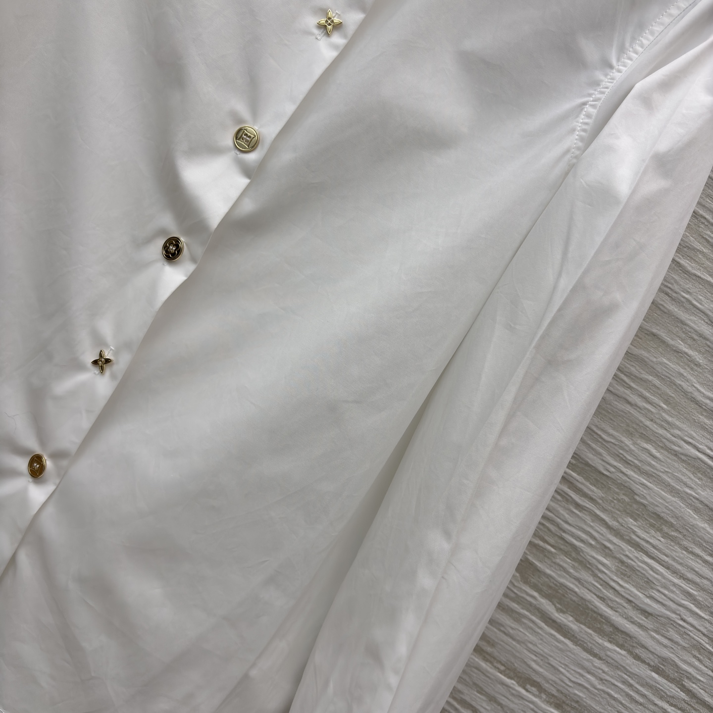 L家翻领排扣白衬衫 把简约穿出了高级感 干净的纯色衬得气质利落 金色纽扣带着精致小细节 低调又吸睛 版型