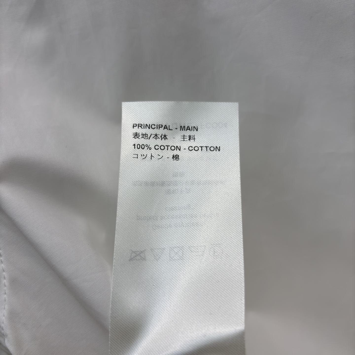 L家翻领排扣白衬衫 把简约穿出了高级感 干净的纯色衬得气质利落 金色纽扣带着精致小细节 低调又吸睛 版型