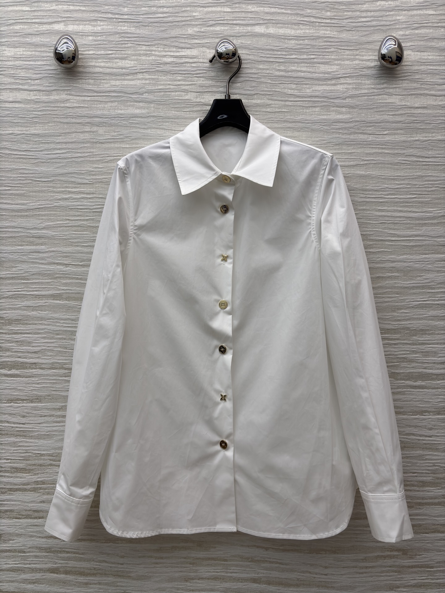 L家翻领排扣白衬衫 把简约穿出了高级感 干净的纯色衬得气质利落 金色纽扣带着精致小细节 低调又吸睛 版型