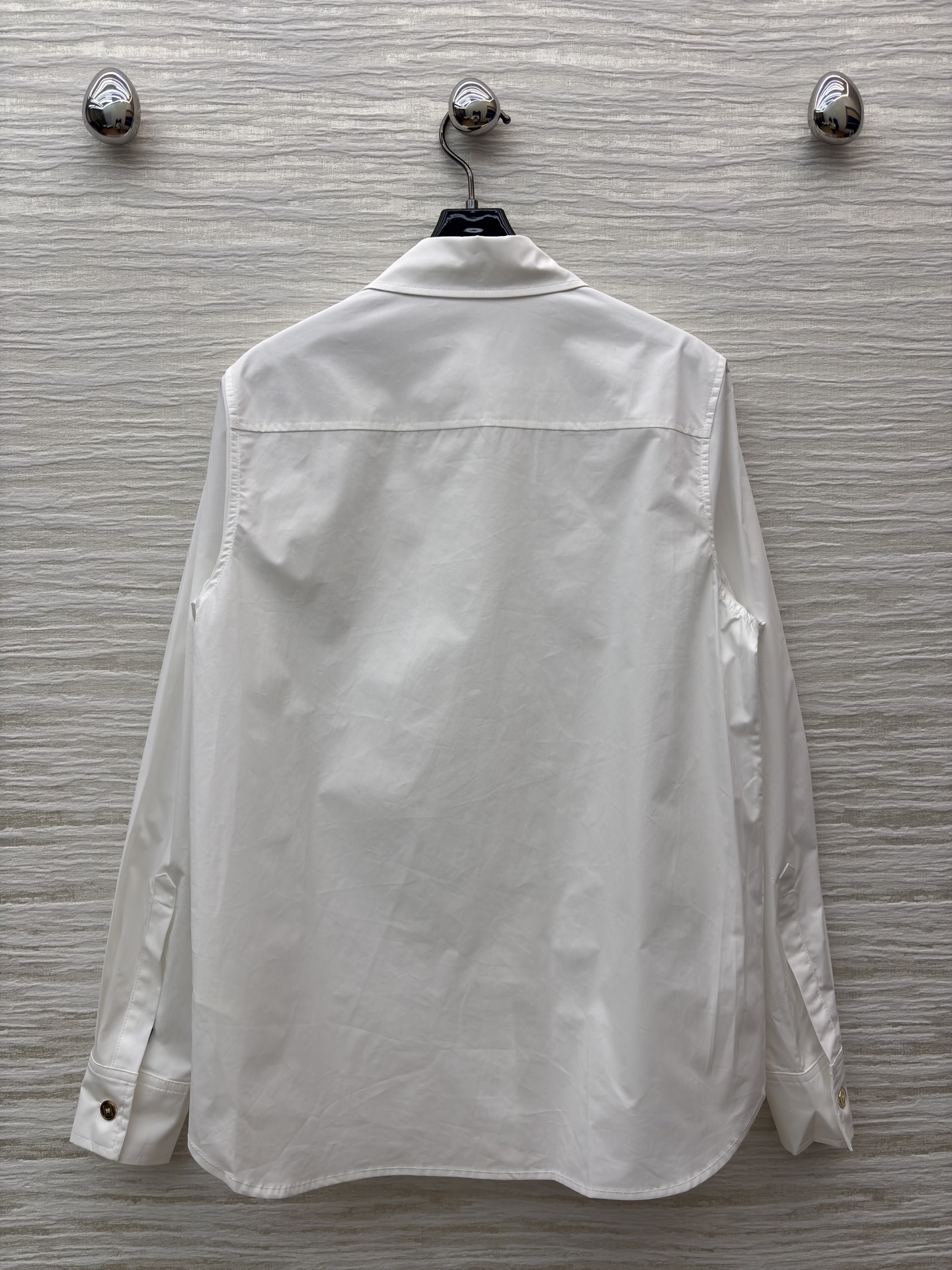 L家翻领排扣白衬衫 把简约穿出了高级感 干净的纯色衬得气质利落 金色纽扣带着精致小细节 低调又吸睛 版型