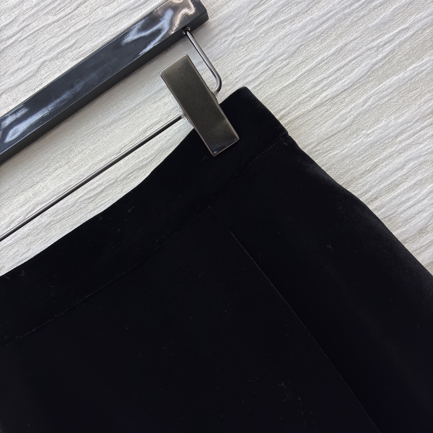 D家黑色丝绒半裙 垂坠感拉满的丝绒面料自带高级柔光 大裙摆走动间温柔又摇曳 日常搭针织衫是慵懒大小姐 配