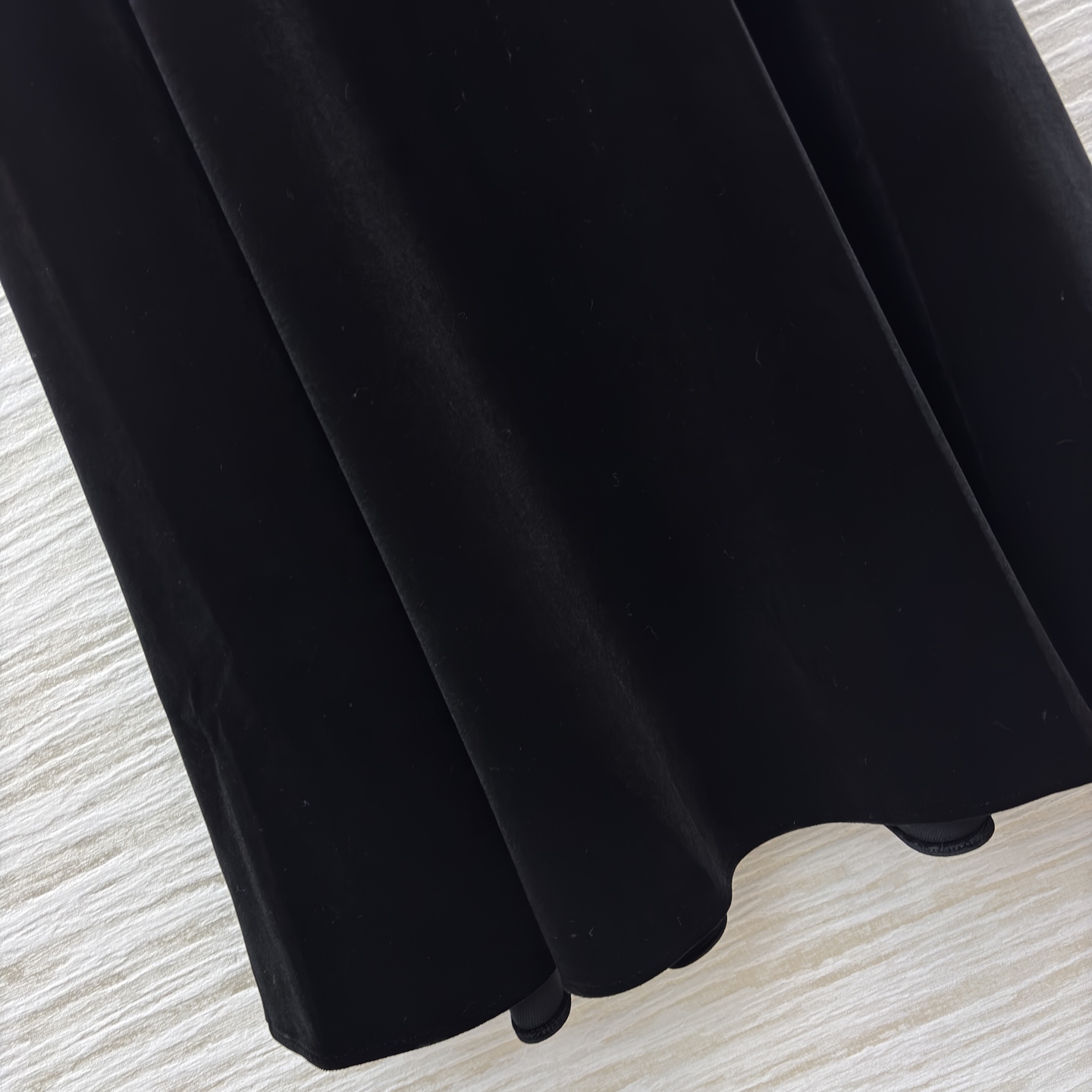 D家黑色丝绒半裙 垂坠感拉满的丝绒面料自带高级柔光 大裙摆走动间温柔又摇曳 日常搭针织衫是慵懒大小姐 配