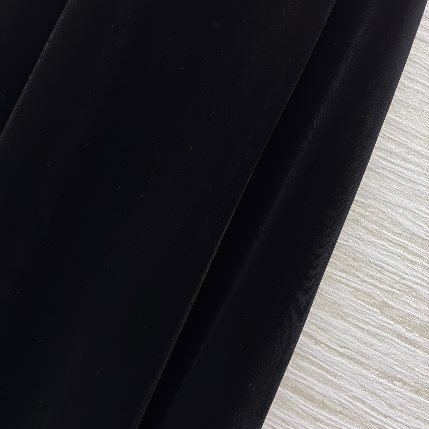 D家黑色丝绒半裙 垂坠感拉满的丝绒面料自带高级柔光 大裙摆走动间温柔又摇曳 日常搭针织衫是慵懒大小姐 配