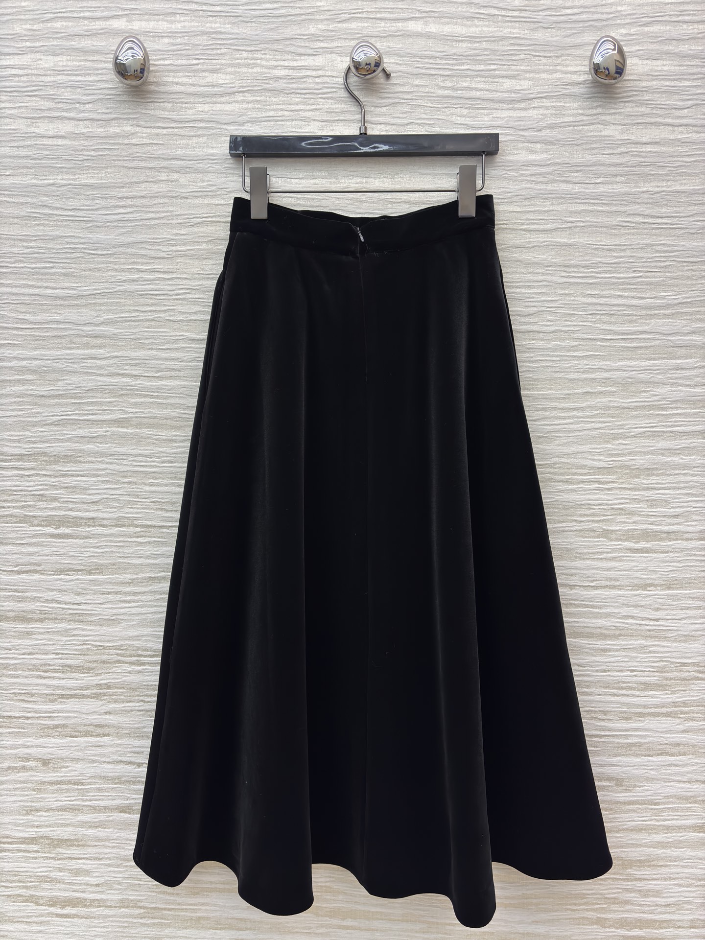 D家黑色丝绒半裙 垂坠感拉满的丝绒面料自带高级柔光 大裙摆走动间温柔又摇曳 日常搭针织衫是慵懒大小姐 配