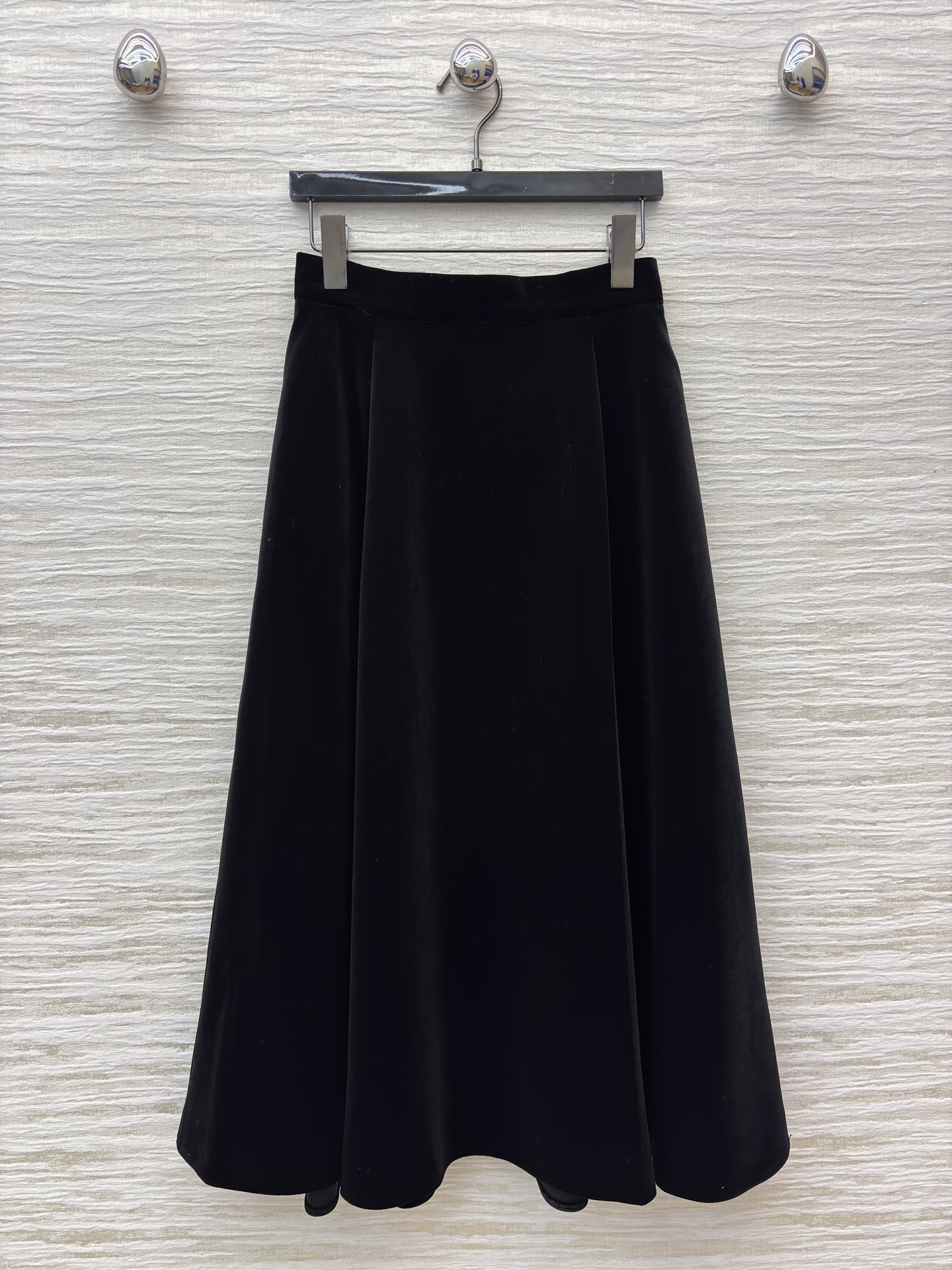 D家黑色丝绒半裙 垂坠感拉满的丝绒面料自带高级柔光 大裙摆走动间温柔又摇曳 日常搭针织衫是慵懒大小姐 配