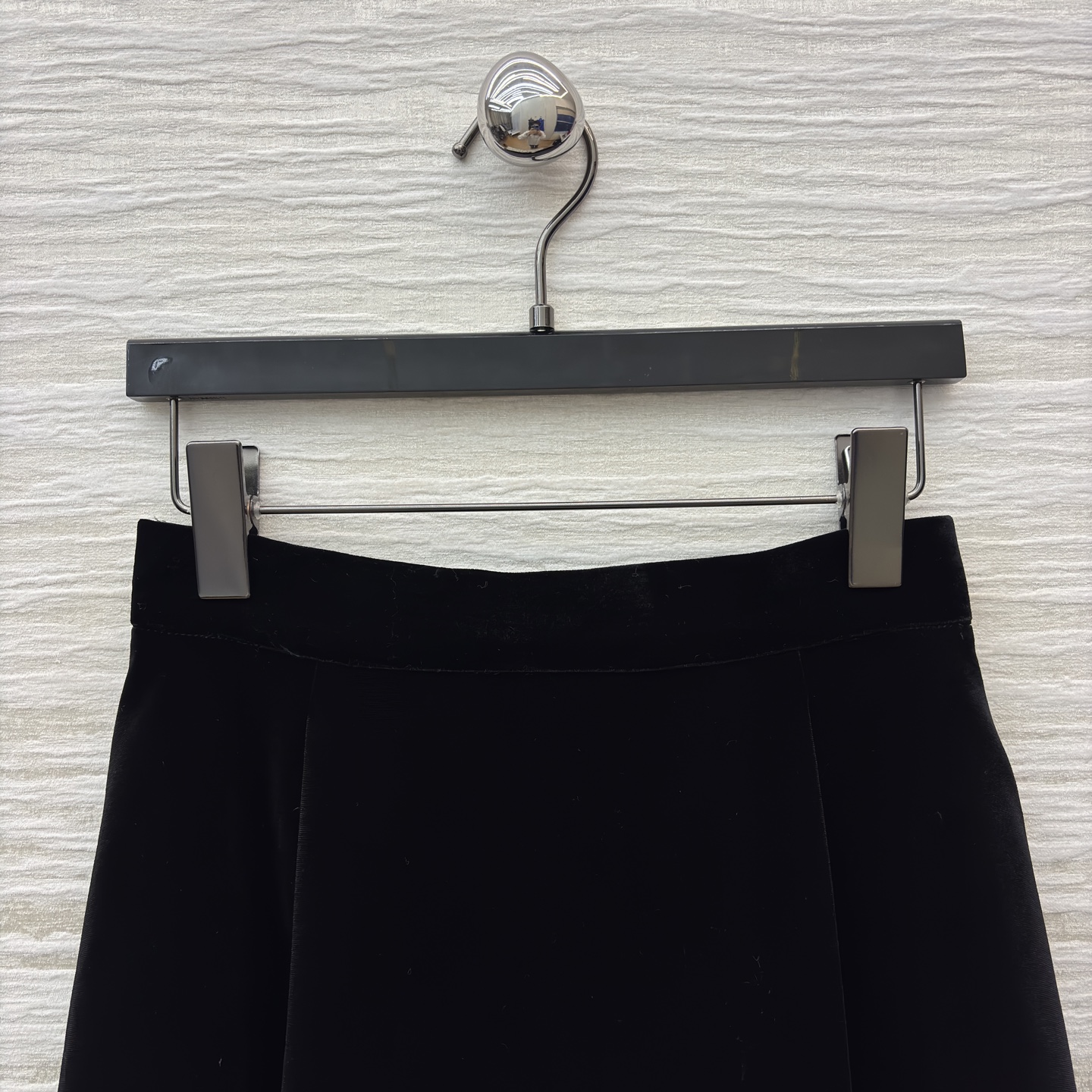 D家黑色丝绒半裙 垂坠感拉满的丝绒面料自带高级柔光 大裙摆走动间温柔又摇曳 日常搭针织衫是慵懒大小姐 配