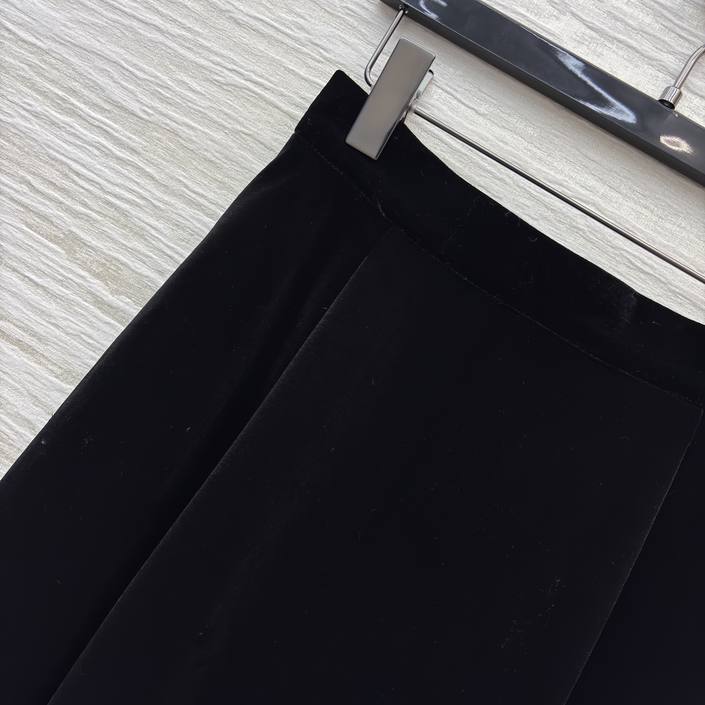 D家黑色丝绒半裙 垂坠感拉满的丝绒面料自带高级柔光 大裙摆走动间温柔又摇曳 日常搭针织衫是慵懒大小姐 配