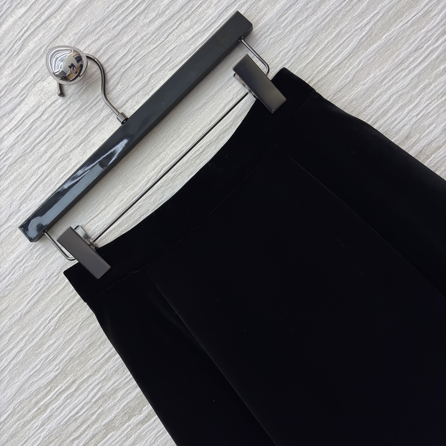 D家黑色丝绒半裙 垂坠感拉满的丝绒面料自带高级柔光 大裙摆走动间温柔又摇曳 日常搭针织衫是慵懒大小姐 配