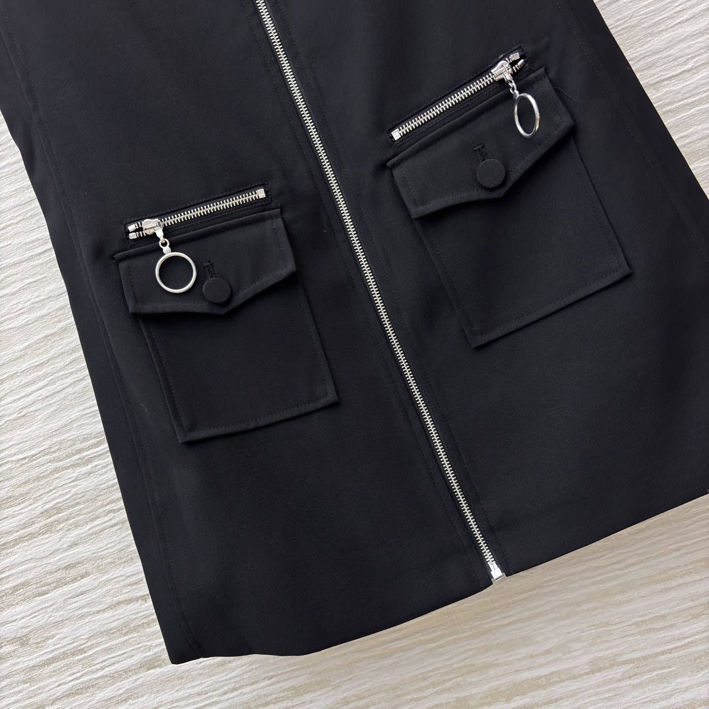 L家拉链款无袖裙 把酷飒与质感焊在了一起 立领拉链设计自带利落气场 口袋处的金属圆环是点睛小细节 低调又