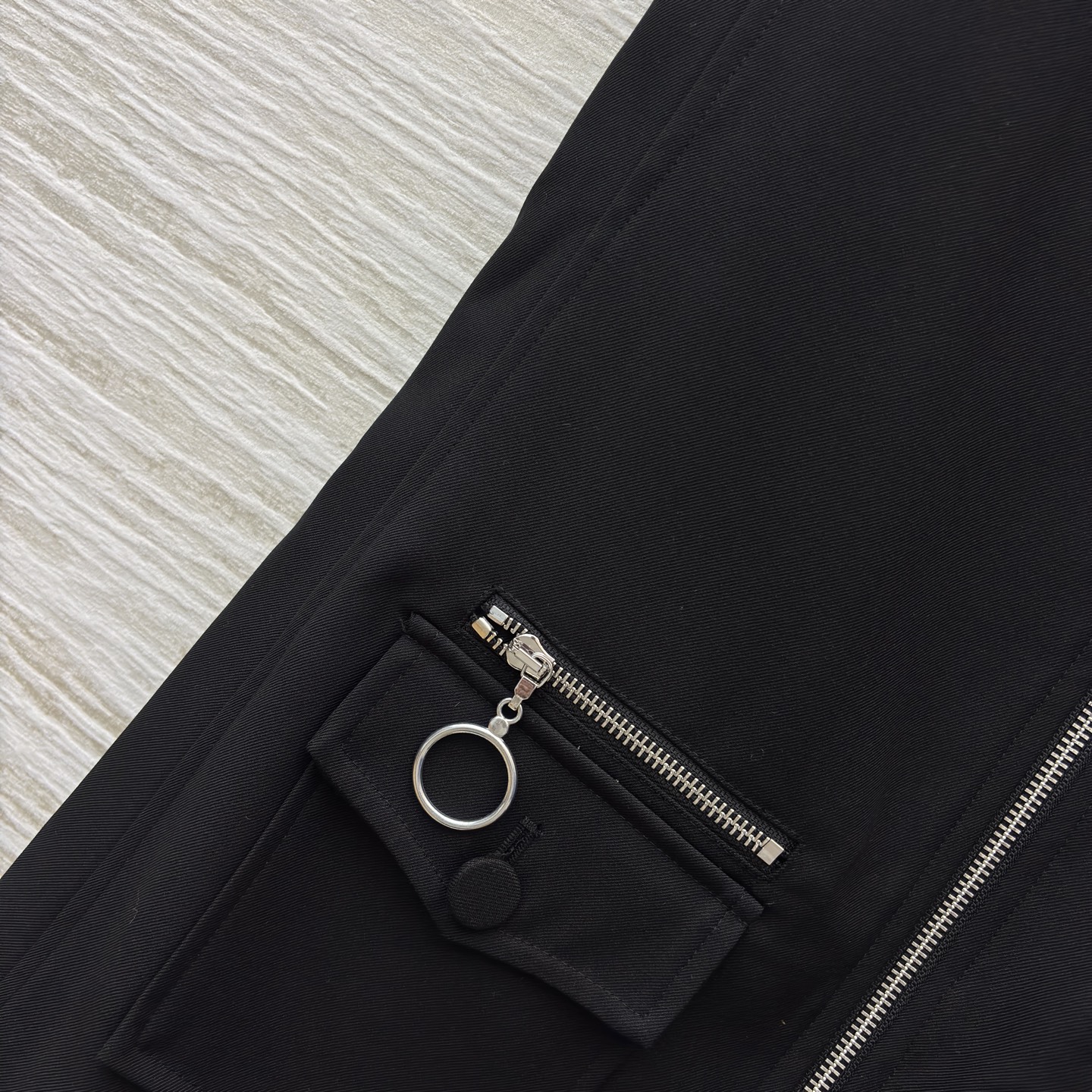 L家拉链款无袖裙 把酷飒与质感焊在了一起 立领拉链设计自带利落气场 口袋处的金属圆环是点睛小细节 低调又