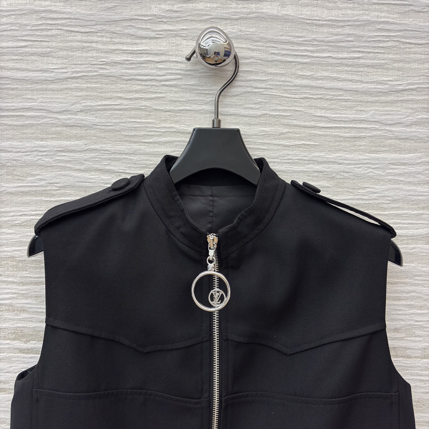 L家拉链款无袖裙 把酷飒与质感焊在了一起 立领拉链设计自带利落气场 口袋处的金属圆环是点睛小细节 低调又