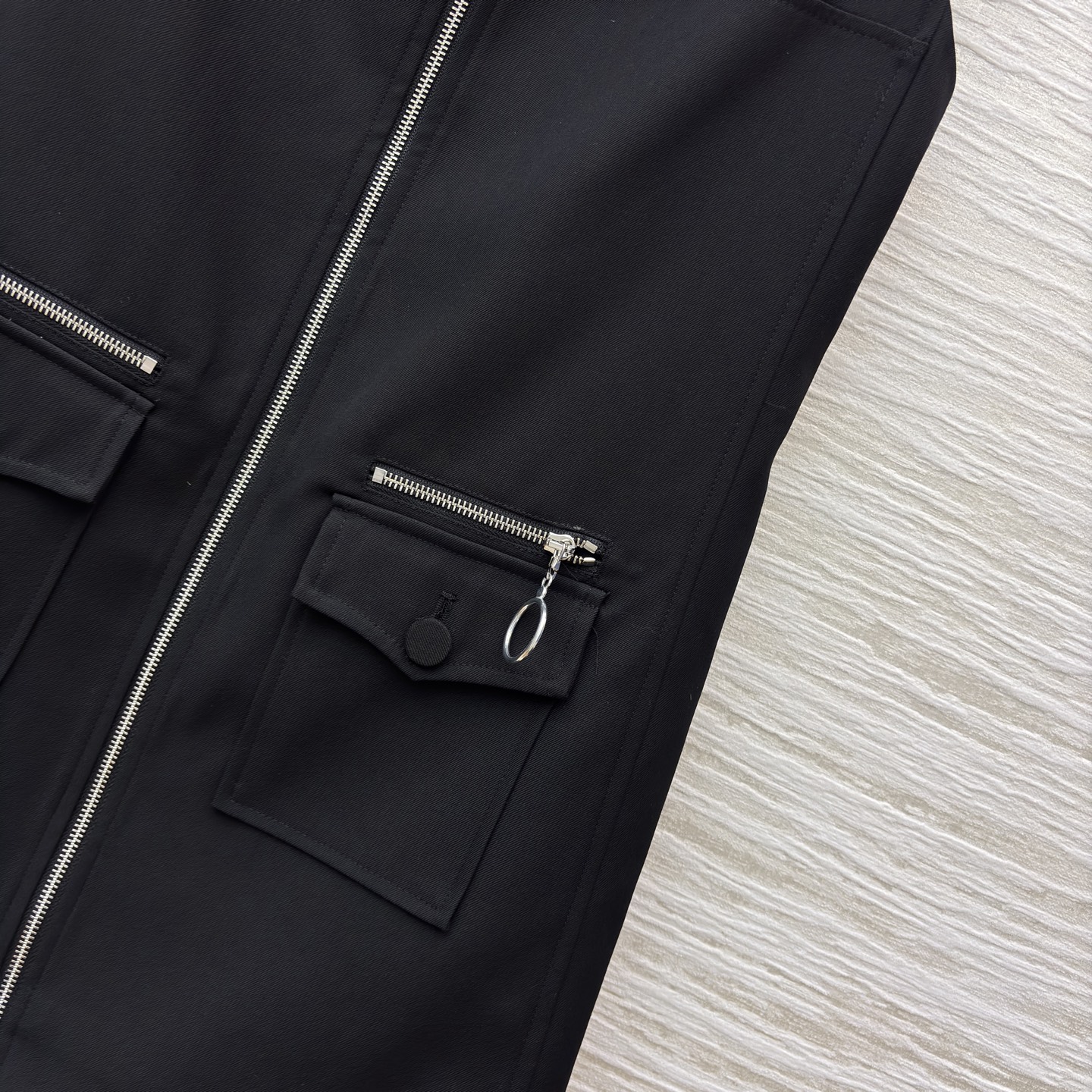 L家拉链款无袖裙 把酷飒与质感焊在了一起 立领拉链设计自带利落气场 口袋处的金属圆环是点睛小细节 低调又