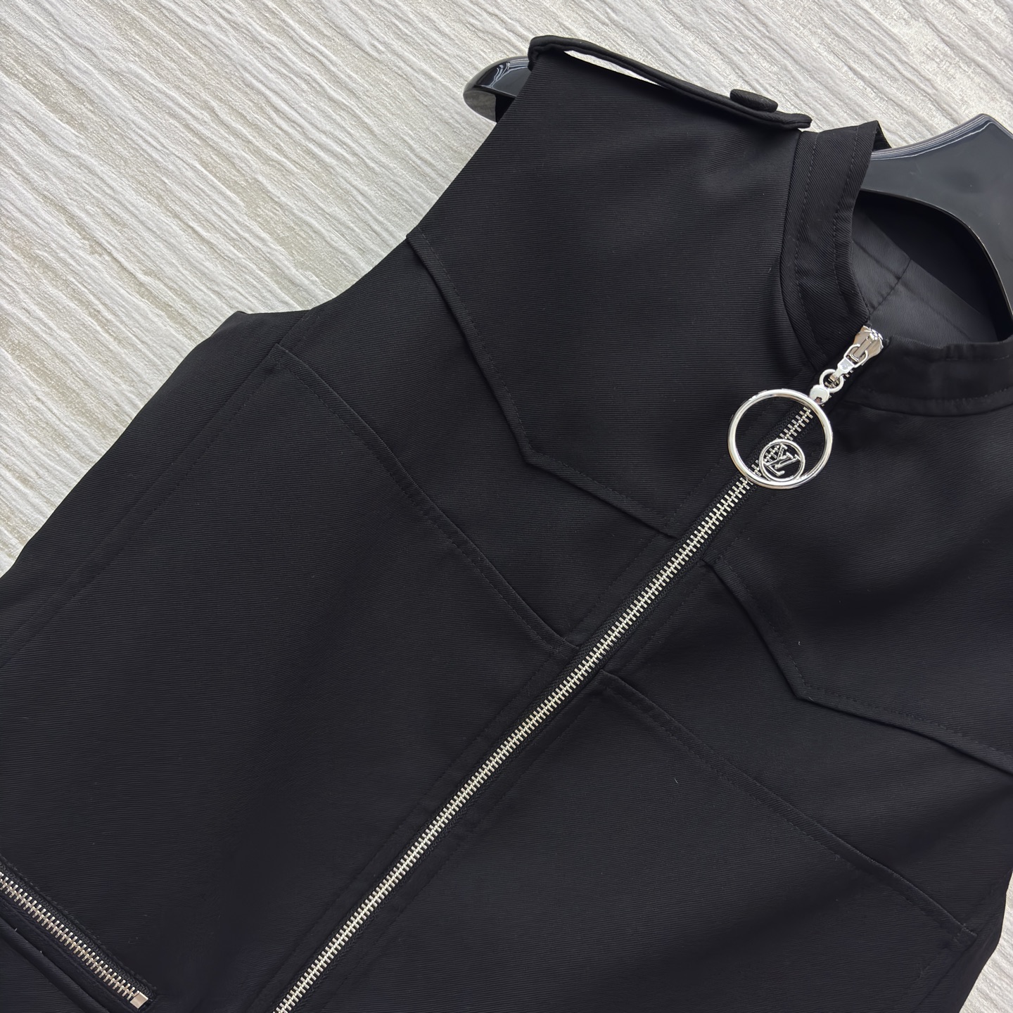 L家拉链款无袖裙 把酷飒与质感焊在了一起 立领拉链设计自带利落气场 口袋处的金属圆环是点睛小细节 低调又