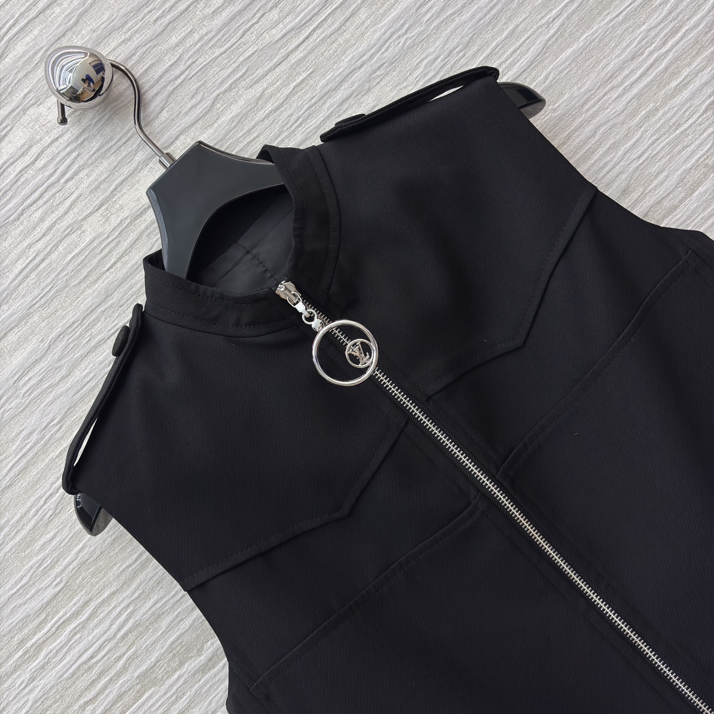 L家拉链款无袖裙 把酷飒与质感焊在了一起 立领拉链设计自带利落气场 口袋处的金属圆环是点睛小细节 低调又
