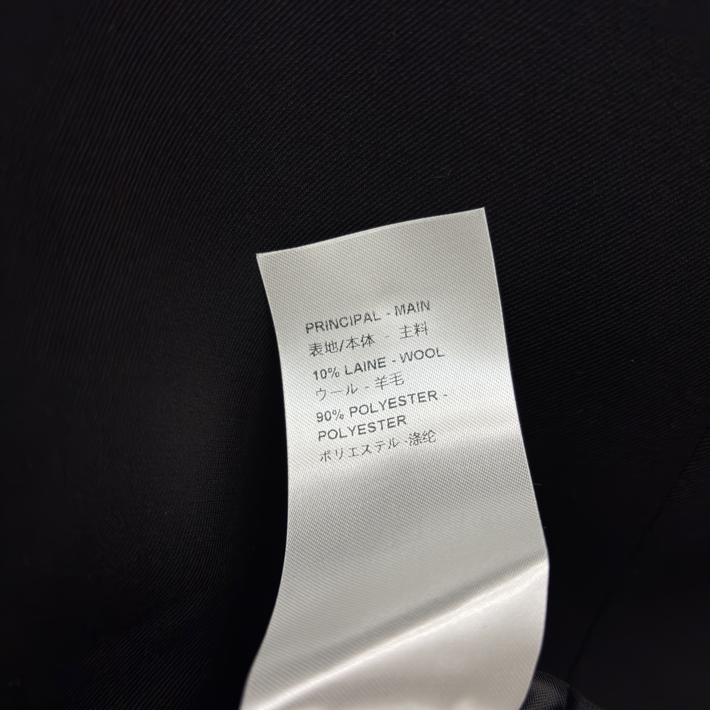 L家拉链款无袖裙 把酷飒与质感焊在了一起 立领拉链设计自带利落气场 口袋处的金属圆环是点睛小细节 低调又