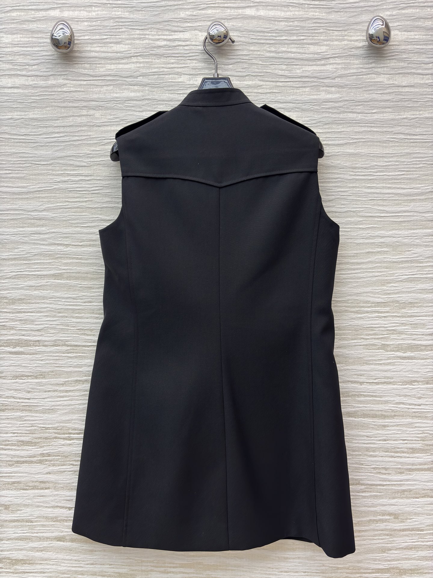 L家拉链款无袖裙 把酷飒与质感焊在了一起 立领拉链设计自带利落气场 口袋处的金属圆环是点睛小细节 低调又