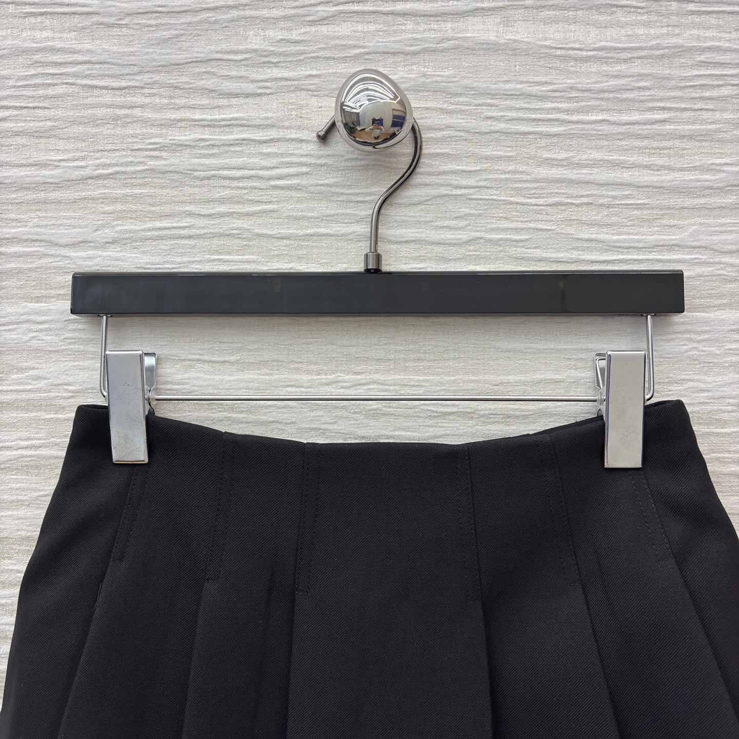 L家金色双排扣马甲搭配百褶裙 百褶裙版型挺括不软塌 走动间灵动又藏肉 同系列马甲的金色双排扣自带复古贵气