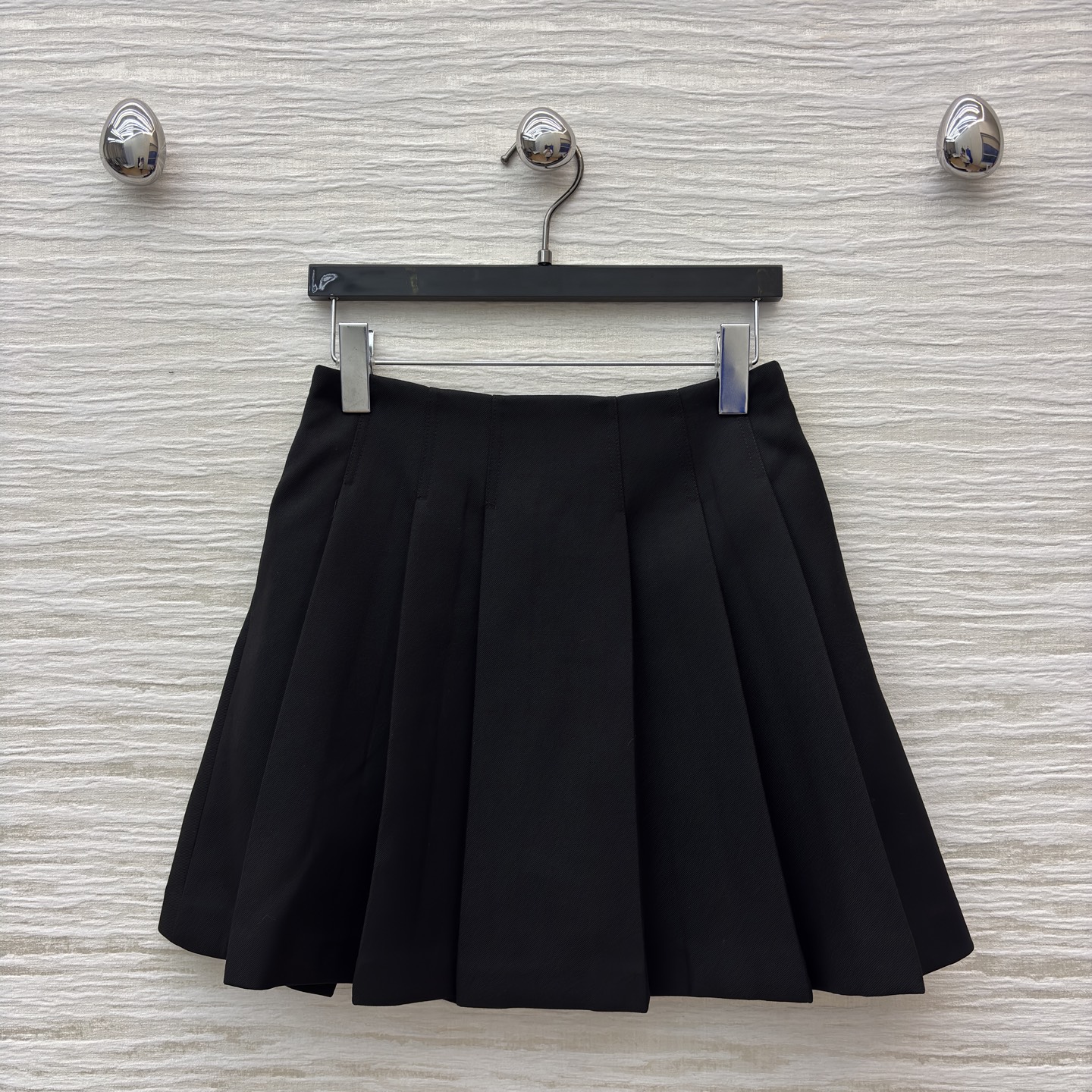 L家金色双排扣马甲搭配百褶裙 百褶裙版型挺括不软塌 走动间灵动又藏肉 同系列马甲的金色双排扣自带复古贵气