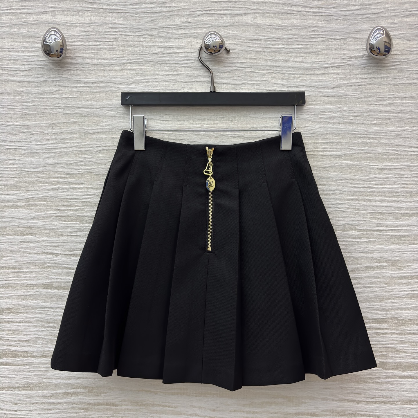 L家金色双排扣马甲搭配百褶裙 百褶裙版型挺括不软塌 走动间灵动又藏肉 同系列马甲的金色双排扣自带复古贵气