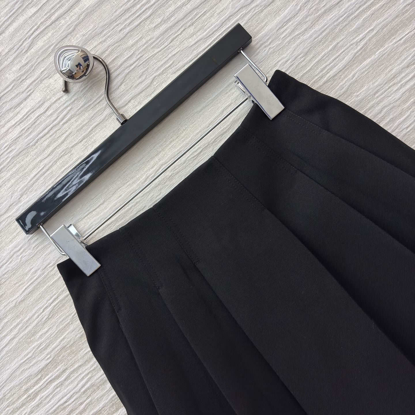 L家金色双排扣马甲搭配百褶裙 百褶裙版型挺括不软塌 走动间灵动又藏肉 同系列马甲的金色双排扣自带复古贵气