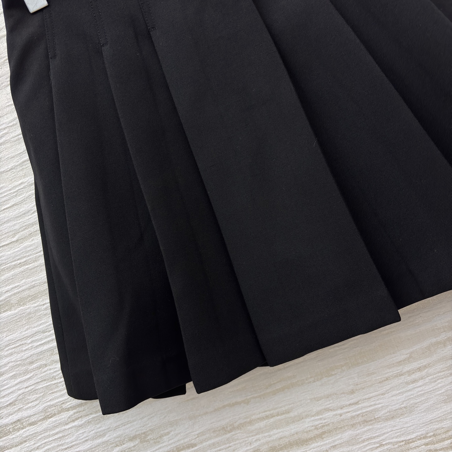 L家金色双排扣马甲搭配百褶裙 百褶裙版型挺括不软塌 走动间灵动又藏肉 同系列马甲的金色双排扣自带复古贵气