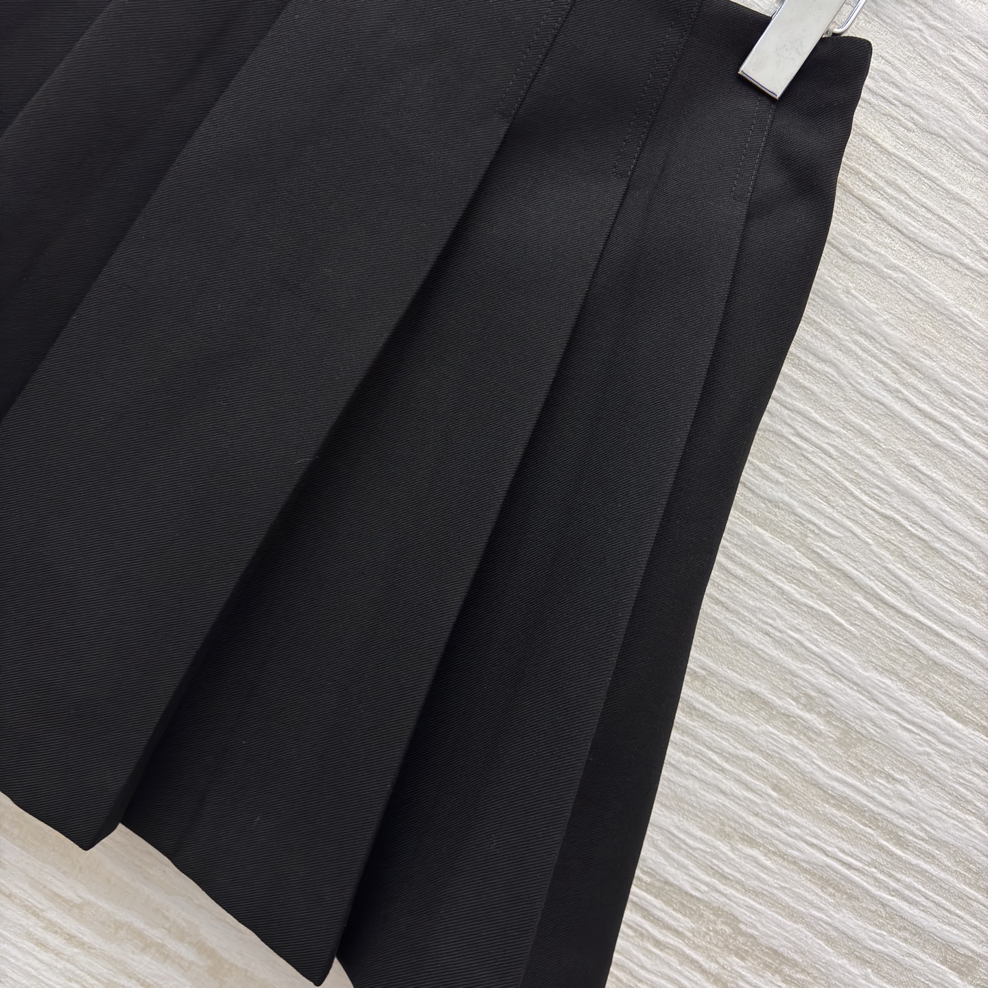 L家金色双排扣马甲搭配百褶裙 百褶裙版型挺括不软塌 走动间灵动又藏肉 同系列马甲的金色双排扣自带复古贵气