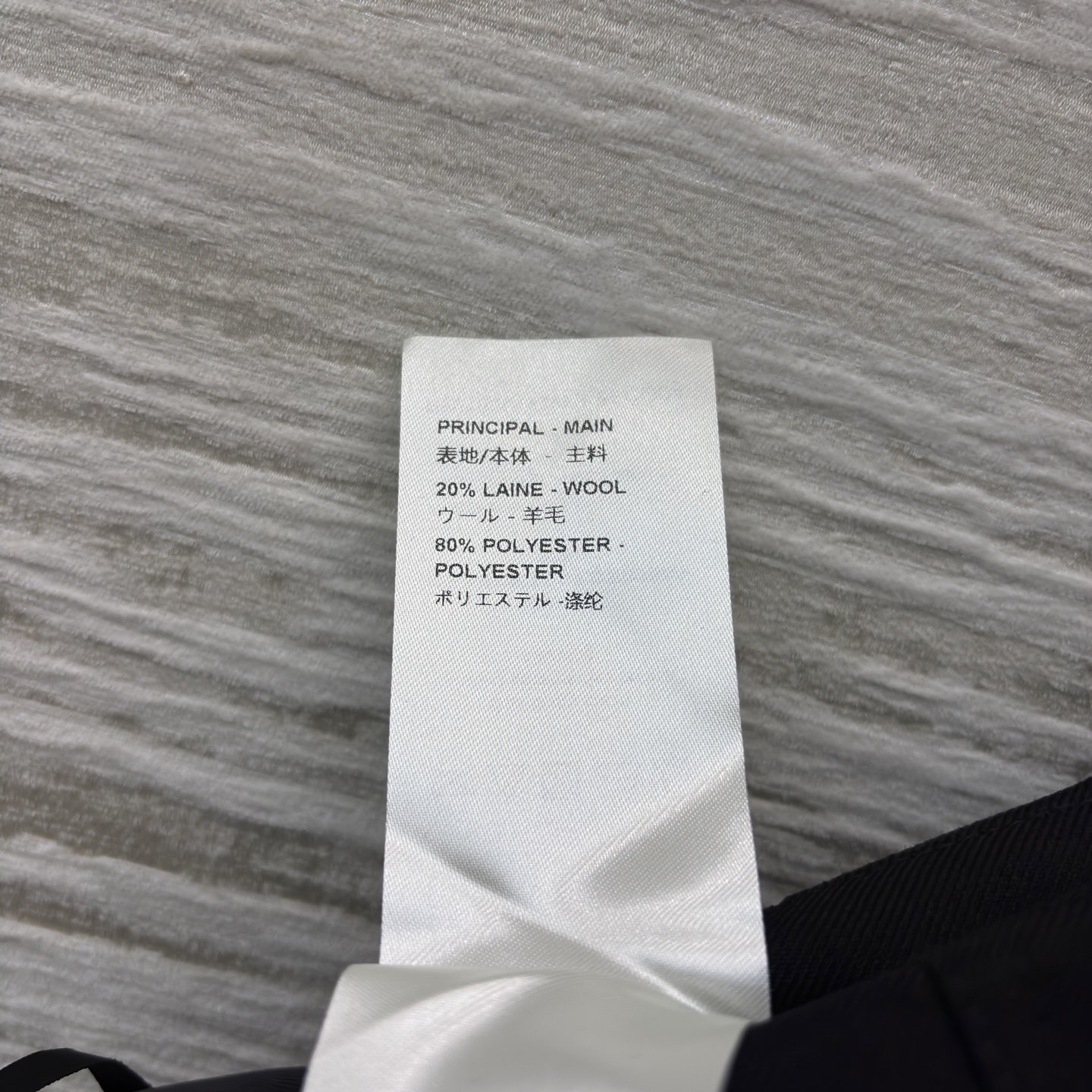 L家金色双排扣马甲搭配百褶裙 百褶裙版型挺括不软塌 走动间灵动又藏肉 同系列马甲的金色双排扣自带复古贵气