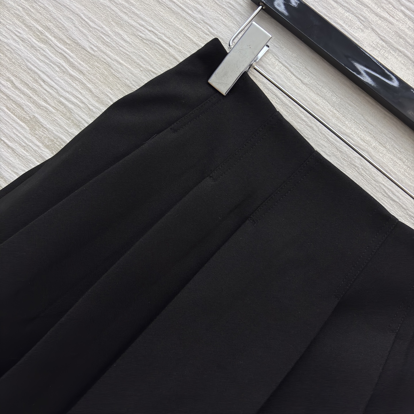 L家金色双排扣马甲搭配百褶裙 百褶裙版型挺括不软塌 走动间灵动又藏肉 同系列马甲的金色双排扣自带复古贵气