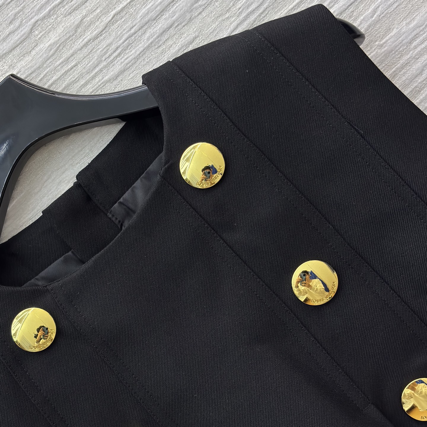 L家金色双排扣马甲搭配百褶裙 百褶裙版型挺括不软塌 走动间灵动又藏肉 同系列马甲的金色双排扣自带复古贵气