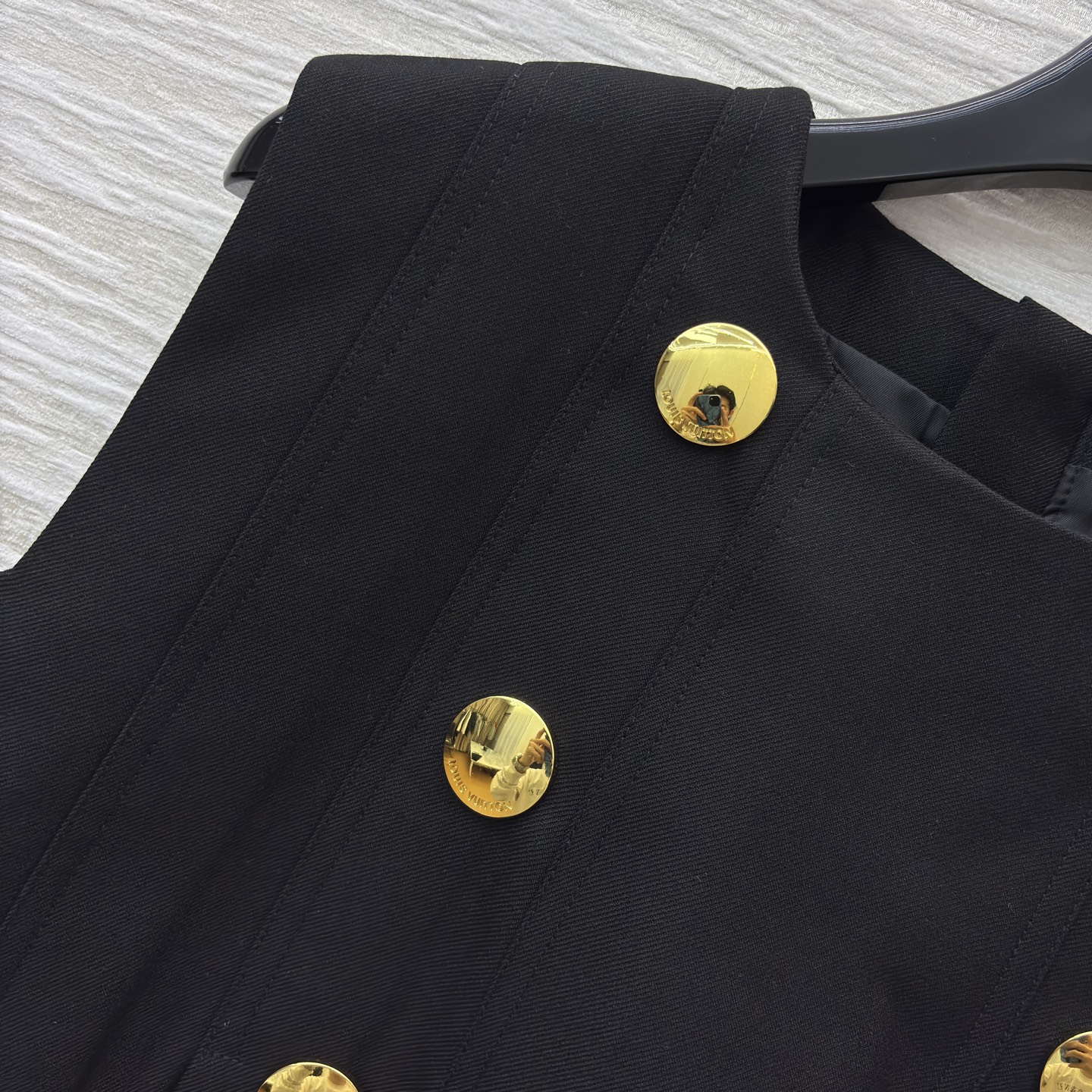 L家金色双排扣马甲搭配百褶裙 百褶裙版型挺括不软塌 走动间灵动又藏肉 同系列马甲的金色双排扣自带复古贵气