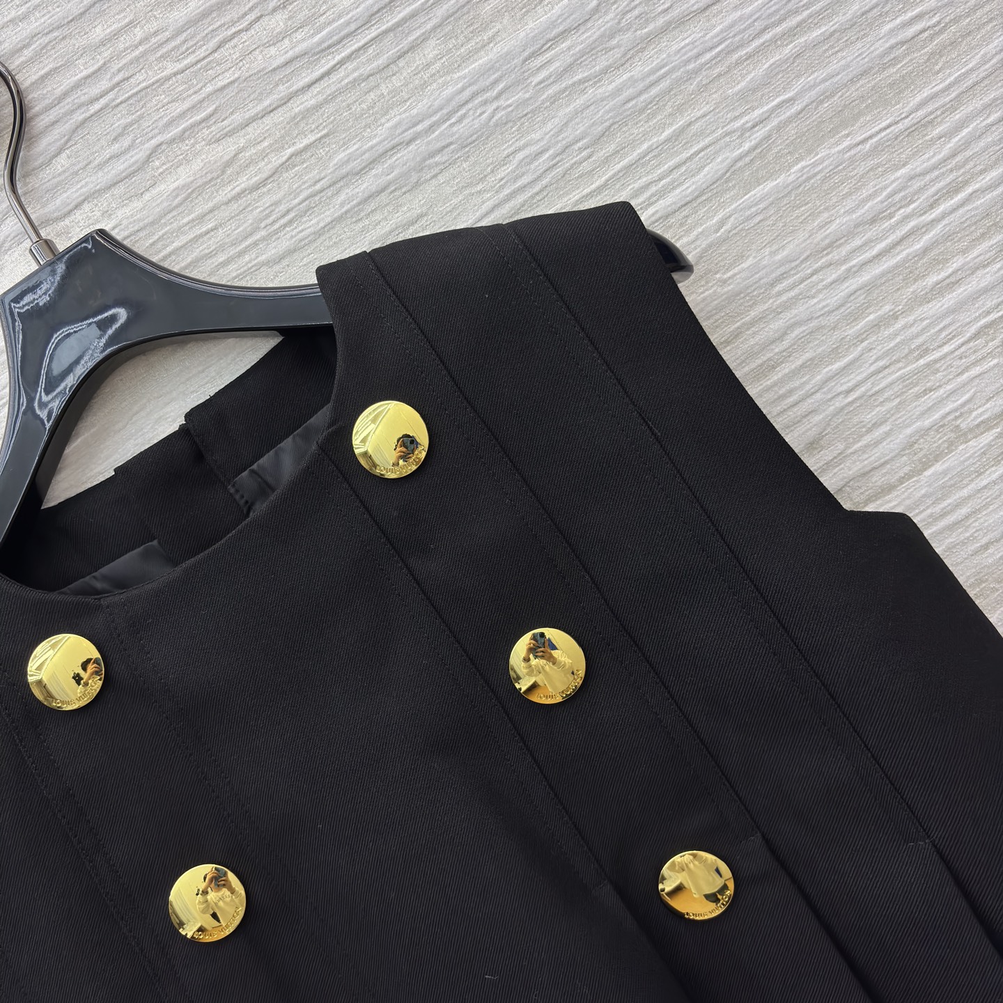 L家金色双排扣马甲搭配百褶裙 百褶裙版型挺括不软塌 走动间灵动又藏肉 同系列马甲的金色双排扣自带复古贵气