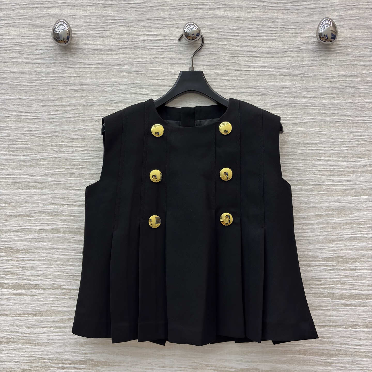 L家金色双排扣马甲搭配百褶裙 百褶裙版型挺括不软塌 走动间灵动又藏肉 同系列马甲的金色双排扣自带复古贵气